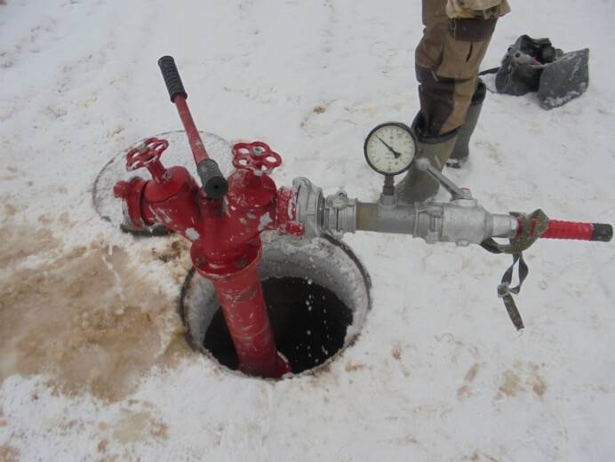 Проверка пожарных гидрантов на водоотдачу в ТК «Глобус»
