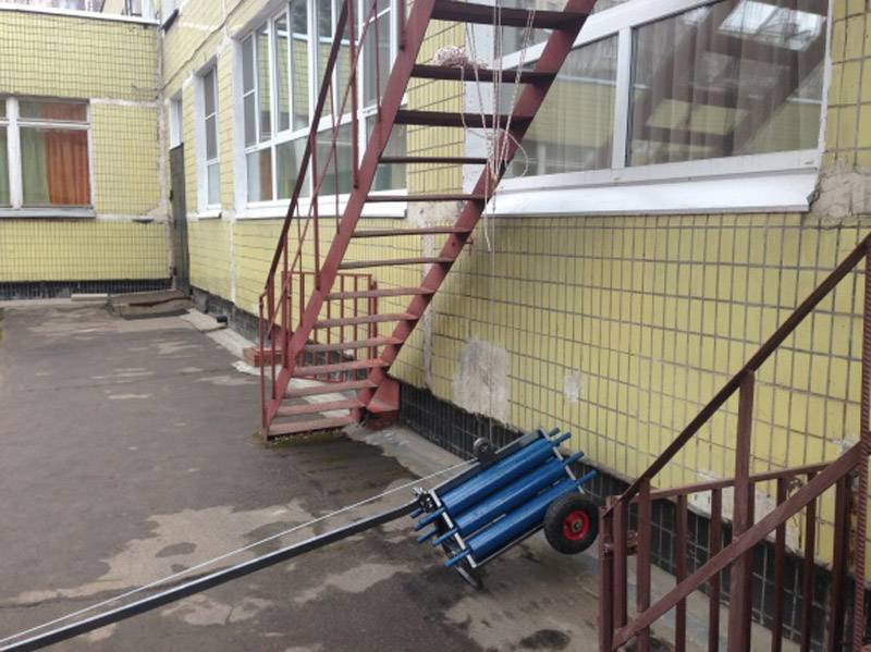 Испытания наружных пожарных лестниц смонтированных на фасаде здания детского сада в Долгопрудном