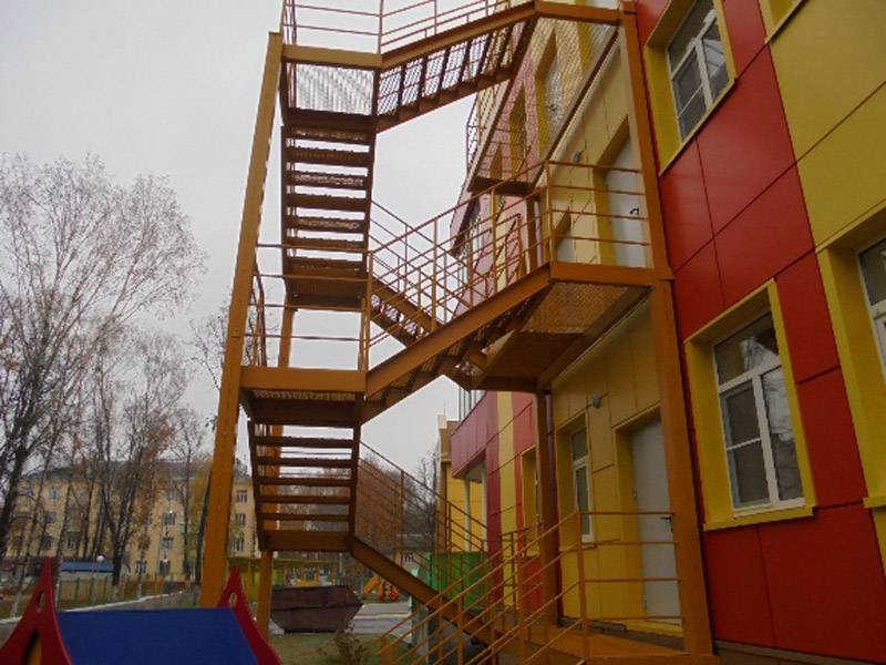 Маршевые наружные пожарные лестницы смонтированных на пристройке к детскому саду в Наро-Фоминске