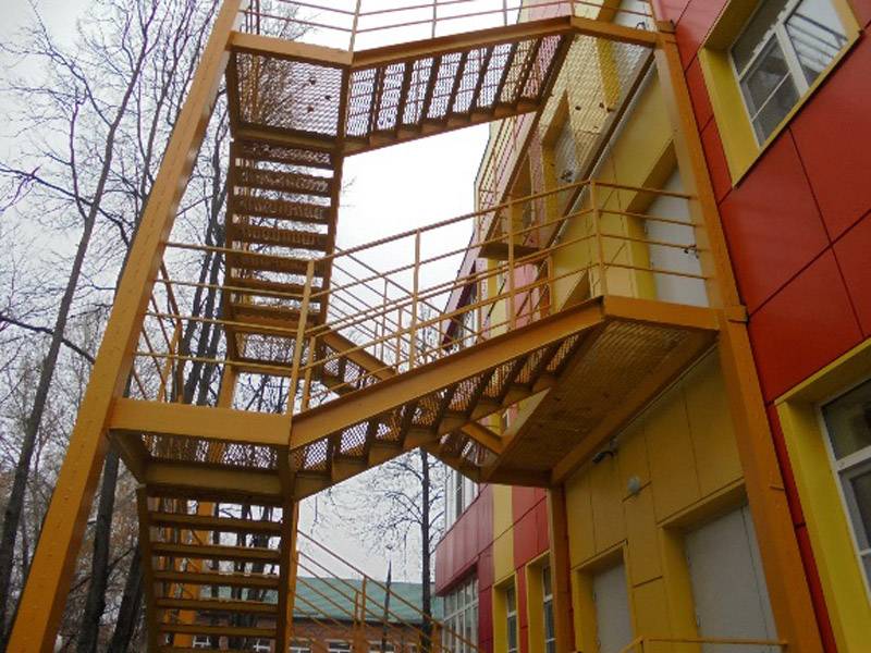 Маршевые наружные пожарные лестницы смонтированных на пристройке к детскому саду в Наро-Фоминске