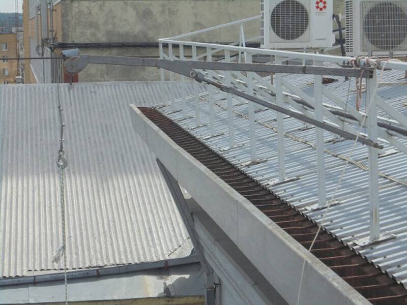 ограждения на крыше здания. испытание ограждения кровли и пожарных лестниц. испытание ограждений кровли. 05». динамометр для испытания пожарных лестниц.